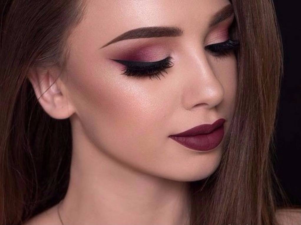 девушка с бордовой помадой