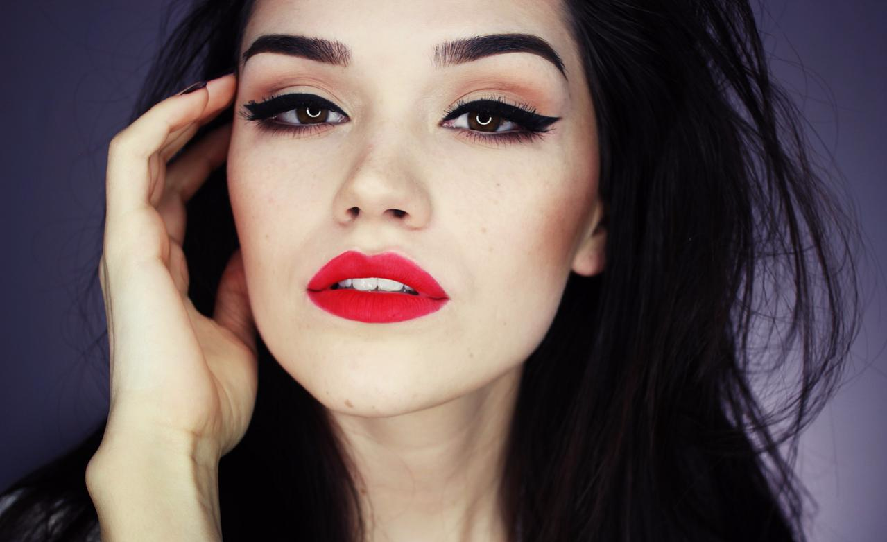 кареглазая брюнетка