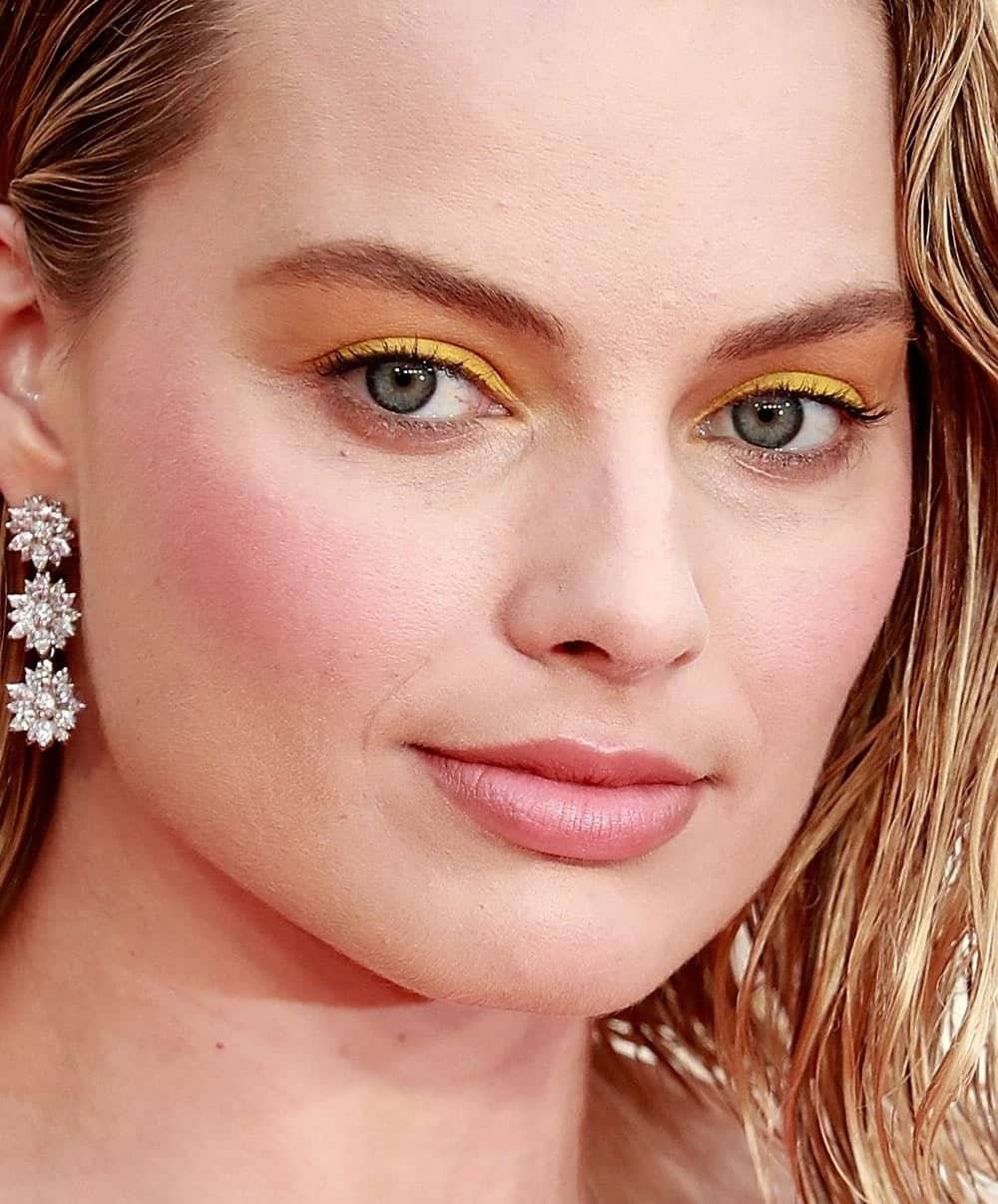 Get the look: как воссоздать неоновый праздничный макияж и укладку марго робби