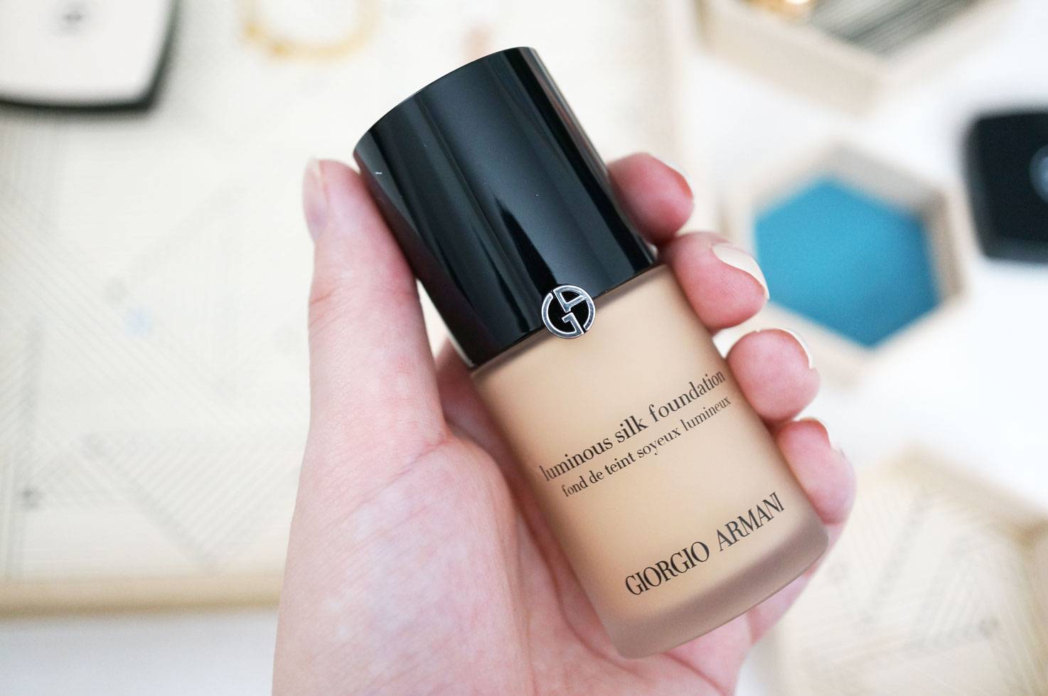 Обзор на тональную основу luminous silk от giorgio armani
