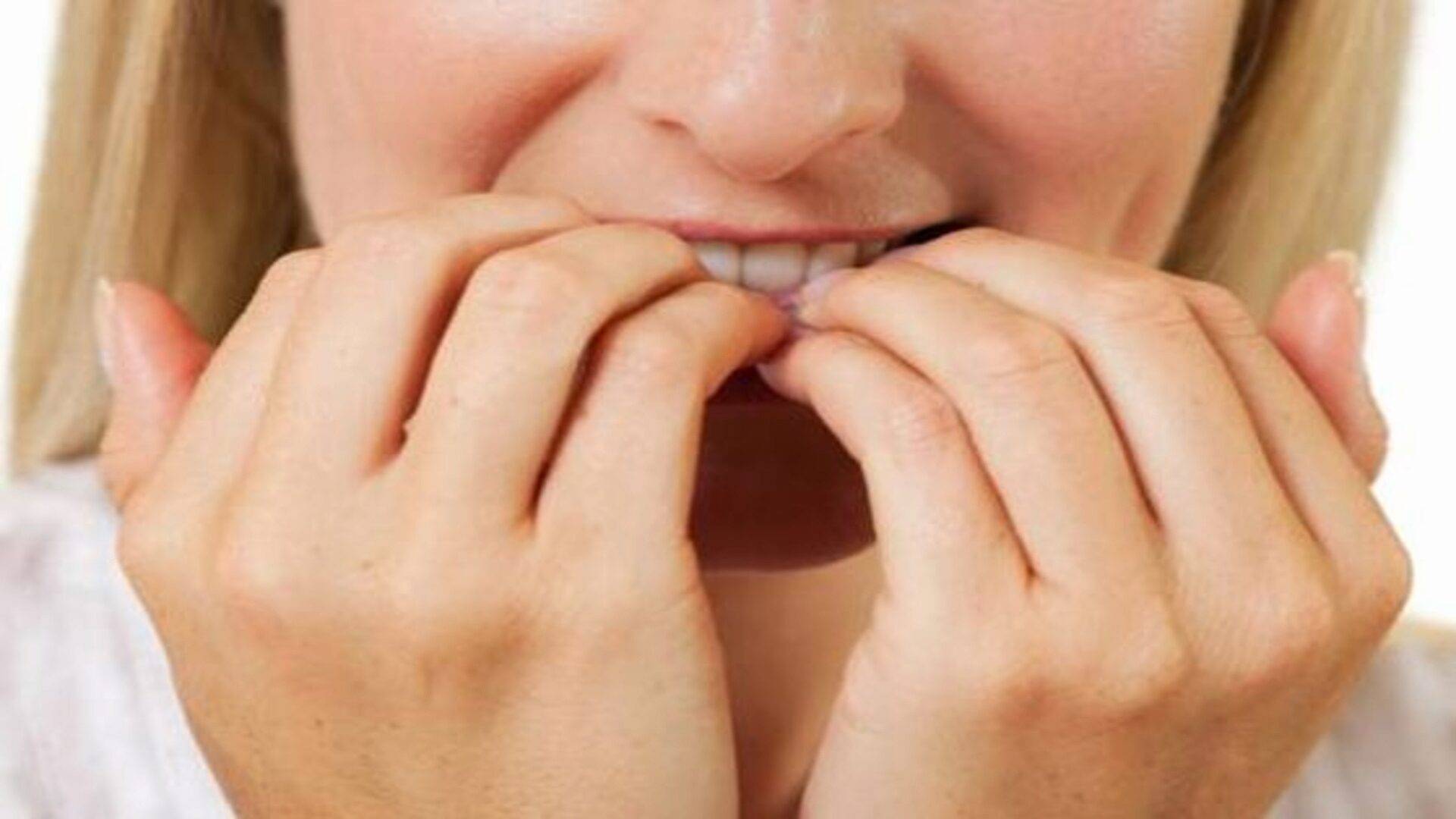 Как перестать грызть ногти раз и навсегда: 10 проверенных способов