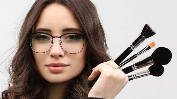 Макияж под очки – модный make up