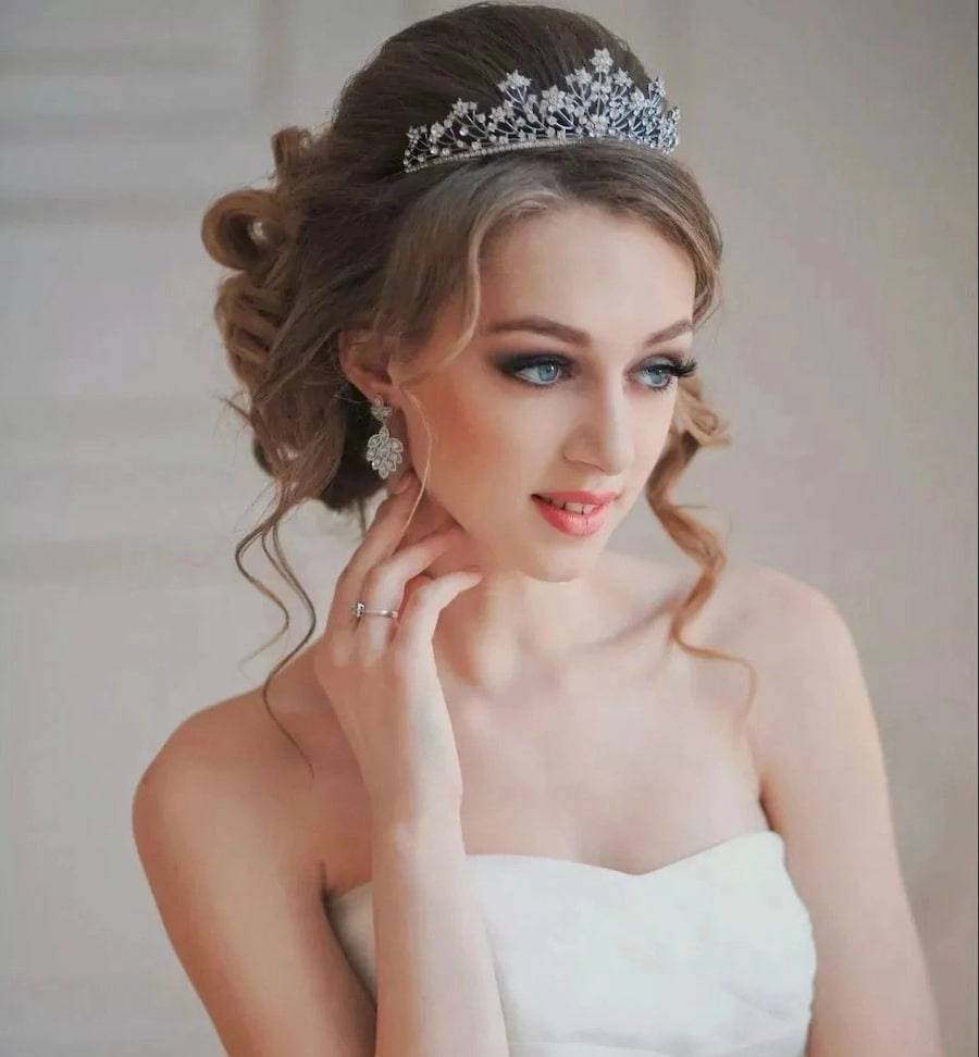 Свадебные прически с диадемой и фатой: фото и советы
