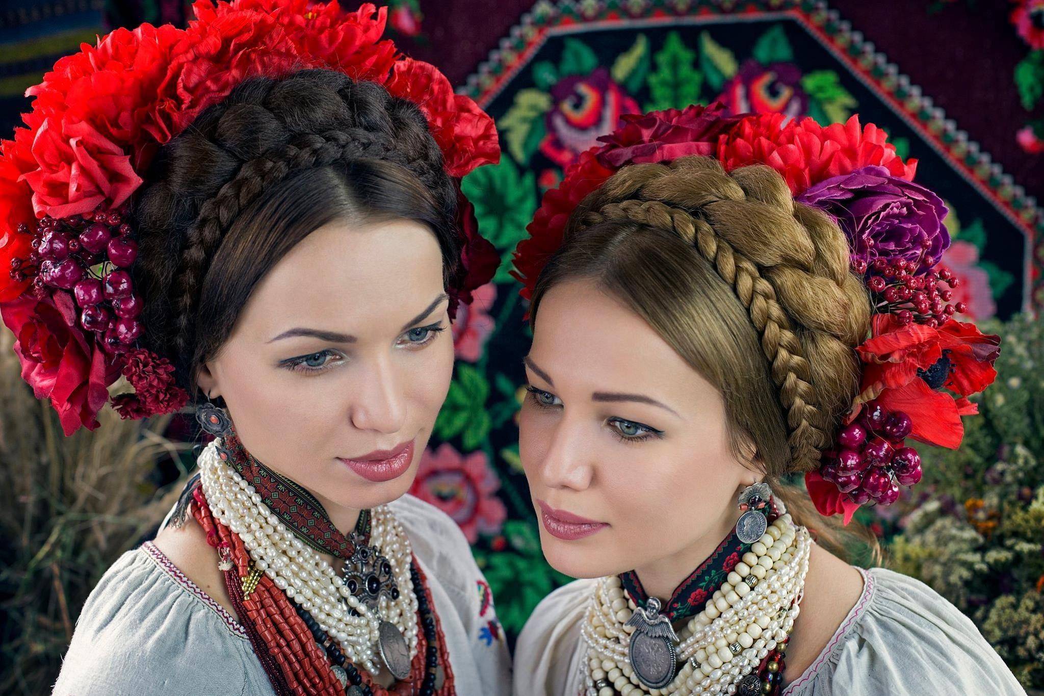 Коса — это прическа, заключающаяся в плетении прядей волос, читайте про плетение косичек на сайте про косы и волосы